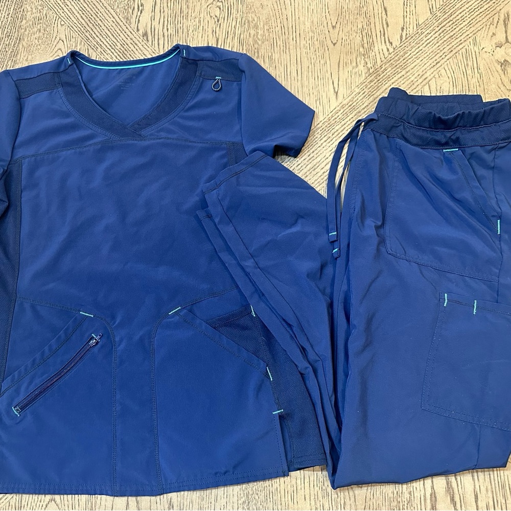 Women’s medical scrubs. Top: XS, bottoms: XS